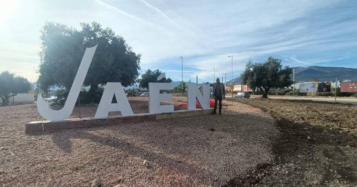 El Ayuntamiento de Jaén arregla las zonas verdes del entorno del tranvía