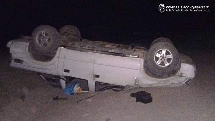 Dos hombres lesionados tras volcar una camioneta en Aconquija