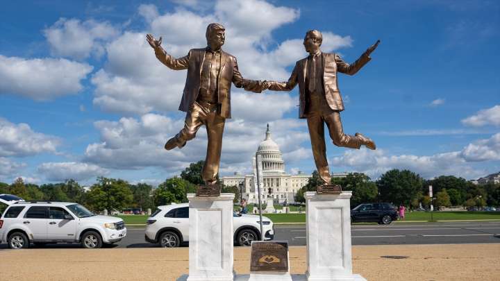 Vuelven a colocar la controvertida estatua de Trump y Epstein frente al Capitolio