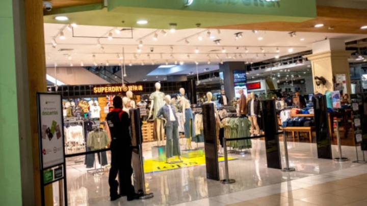 Alerta en Bogotá: hallaron y desactivaron tres petardos en tiendas de Falabella. Refuerzan la seguridad en centros comerciales
