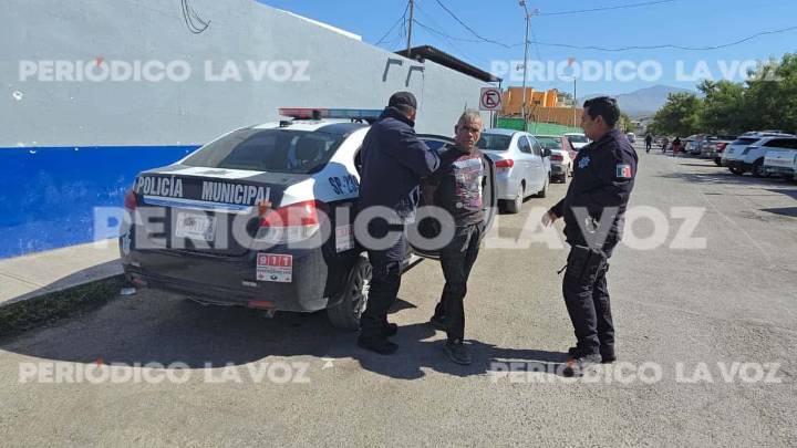 Detienen a El Gallito en Monclova por escándalo en la calle