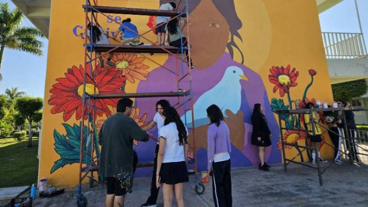 Renueva mural la preparatoria Emiliano Zapata de la UAS