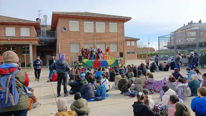 Más de 300 niños disfrutan del Circo de los Derechos en Villamuriel (Palencia)