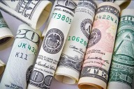 El dólar oficial cerró el jueves a la baja y cotizó a $1430