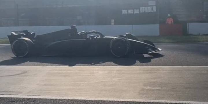 Por qué Checo Pérez realizó un test con una “Ferrari negra” antes del estreno de Cadillac en la Fórmula 1