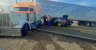 Automóvil queda debajo de tráiler en accidente en la carretera libre