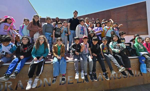 Torres recibió en Casa de Gobierno a alumnos de la Escuela N° 190 de Playa Unión