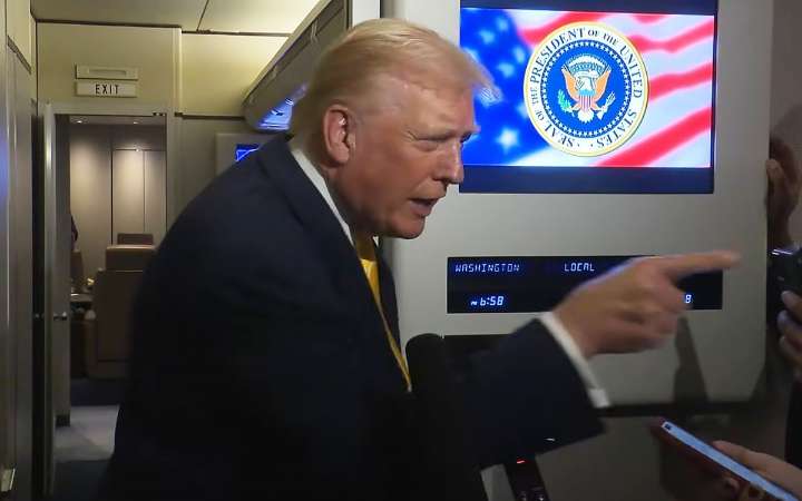 ¡Cállate cerdita! Trump calló a reportera por preguntarle sobre Epstein