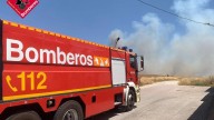 Medios aéreos y terrestres trabajan para sofocar un incendio forestal en Dénia (Alicante)