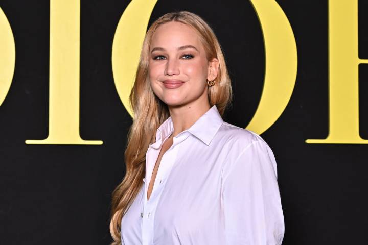 Copy Jennifer Lawrence’s Crewneck Sweatshirt and Sweatpants from $14