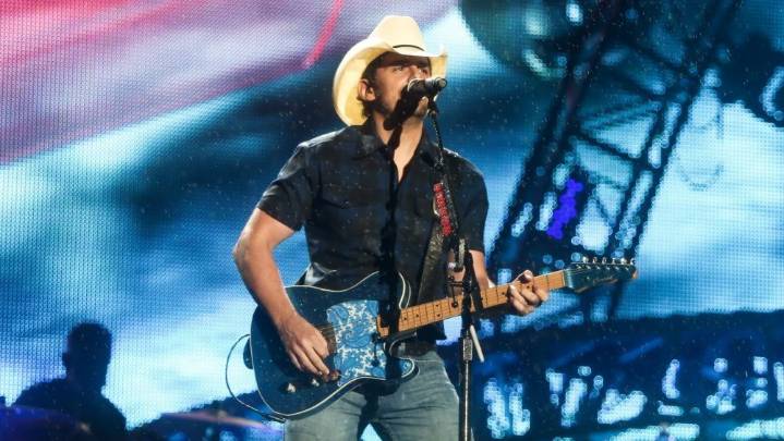 Brad Paisley to release Christmas album “Snow Globe Town”