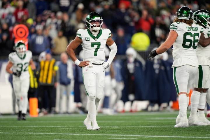 New York Jets bench struggling quarterback Justin Fields for Tyrod Taylor, AP source says