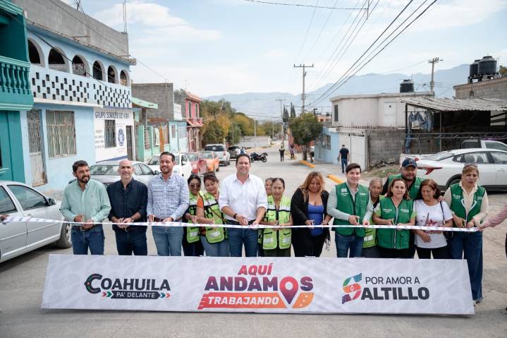 Entrega Javier Díaz recarpeteo de la Avenida del Rosal