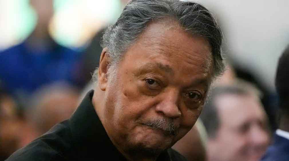 Jesse Jackson estable, sigue hospitalizado en EEUU