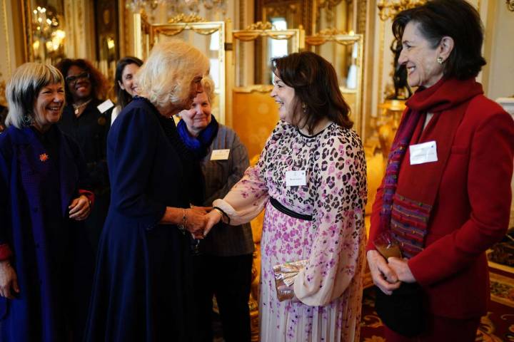 Reina Camilla y el incómodo comentario sobre el peso de actriz Ruth Jones