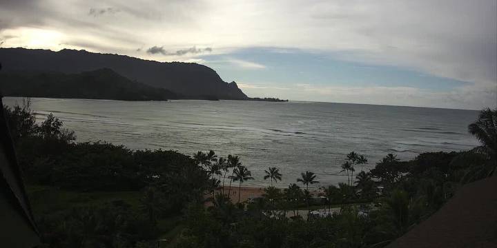 Hanalei Bay closed to swimming after surfer bitten by shark
