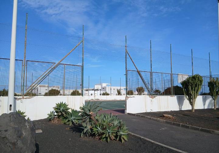Mejoras de canchas deportivas de Costa Teguise; adjudicadas