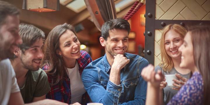 Las cinco reglas sociales que pueden cambiar la forma en la que alguien te ve, según una psicóloga