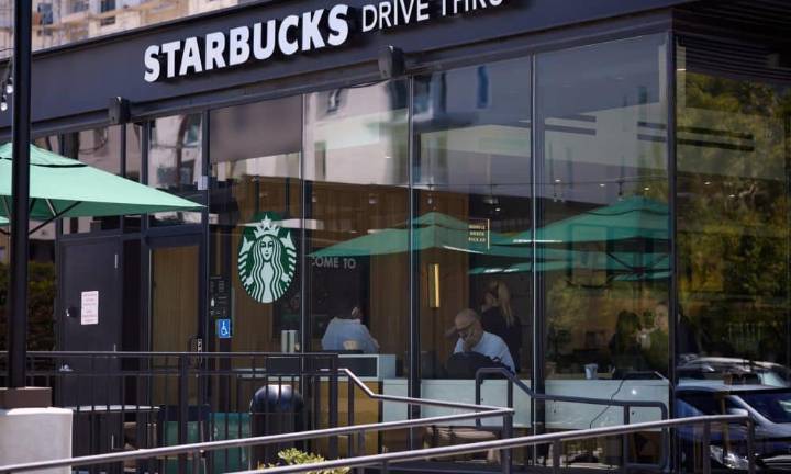 Empleados de Starbucks inician una huelga en EEUU en un día clave de ventas