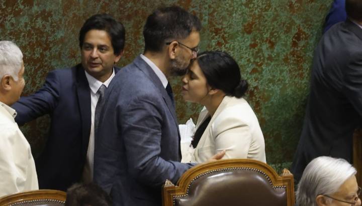 Afiche de De Rementería llamando a votar por Cariola desata pugna oficialista: "Refleja un acto de desesperación de su parte"