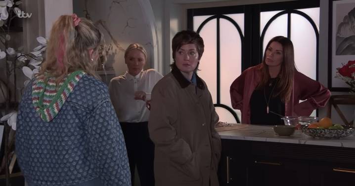 Coronation Street fans rumble 'foreshadowing' as 'heartbreaking' Carla and Lisa move spotted