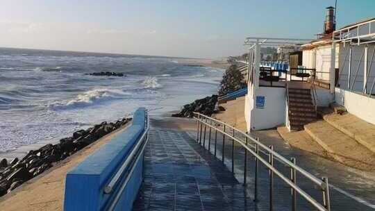 El temporal vuelve a dañar el paseo marítimo de Matalascañas y Almonte exige una actuación urgente