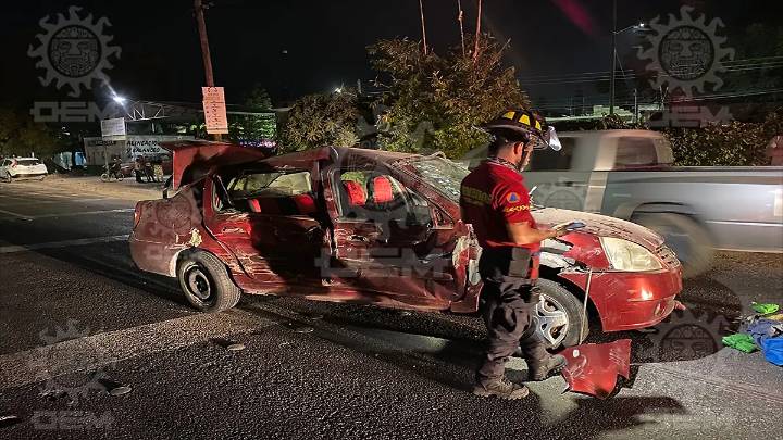 Conductor sale expulsado tras volcadura en la Celaya-Juventino Rosas; es llevado en código rojo