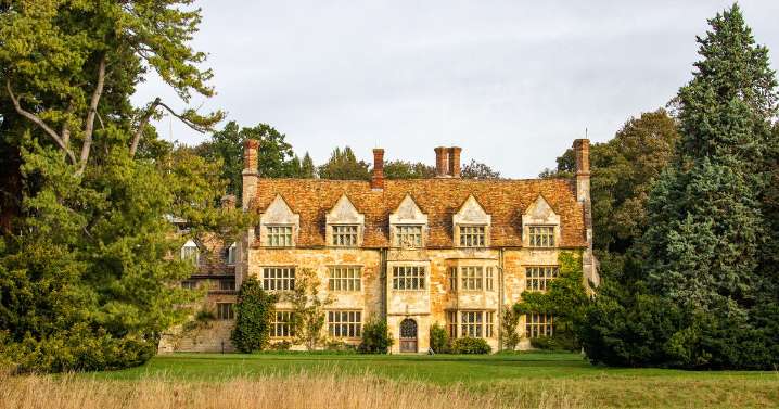 The autumnal walk past historic sights that starts at a grand country house