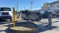 Vuelca un vehículo tras ser impactado en la avenida Guillermo Prieto Luján