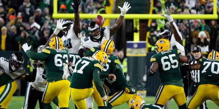 Packers sign autographs to raise money for the Salvation Army