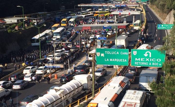 Suman casi 7 horas de bloqueo en carretera México-Toluca en protesta por la desaparición de personas