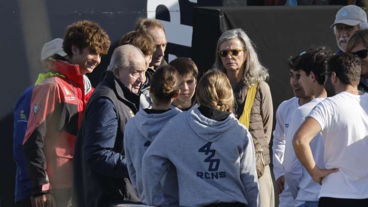 O rei Xoán Carlos agradece aos que o apoiaron hai 50 anos e pide o mesmo para Filipe VI