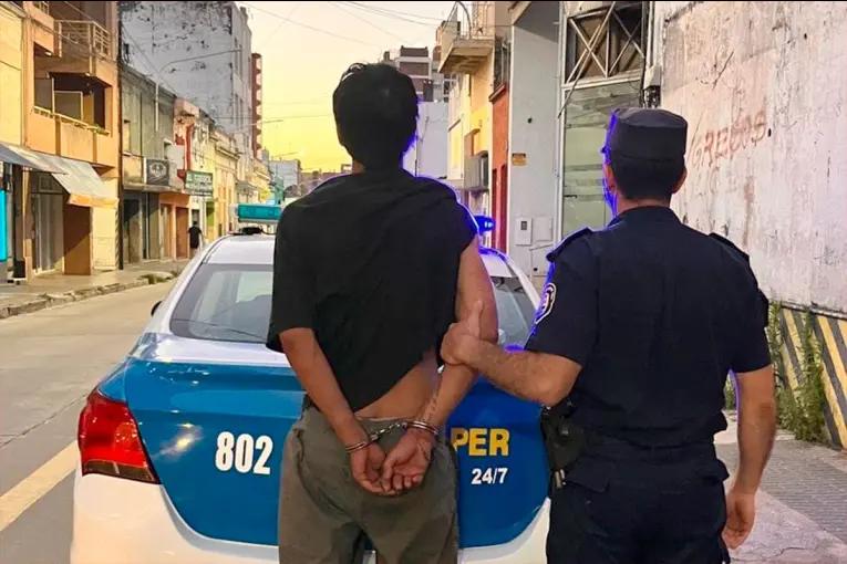 Detuvieron a un cuidacoches que amenazó y atacó a policías en Paraná
