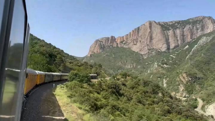 Las tres horas del viaje romántico en el tren histórico a Canfranc