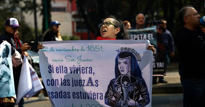 Protestan exjueces en la capital del país para exigir el pago de su indemnización