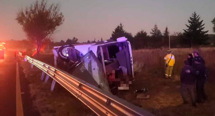 Tragedia en Michoacán: 10 muertos y al menos 20 heridos deja volcamiento de autobús de turistas