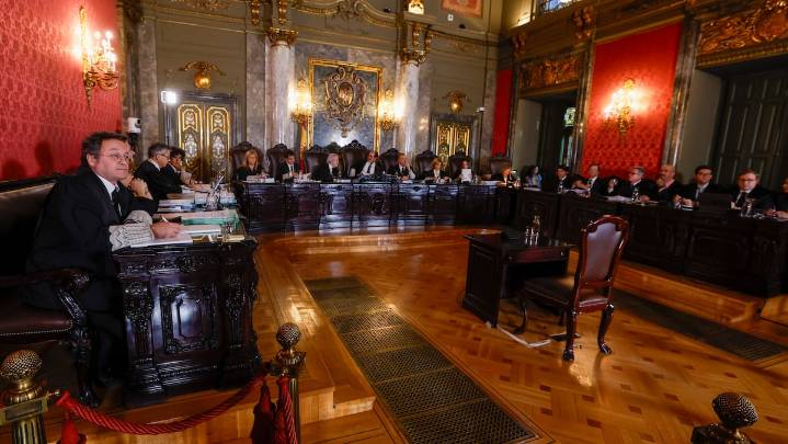 Feijóo y la asociación mayoritaria de fiscales cargan contra Sánchez por defender la inocencia del fiscal general del Estado