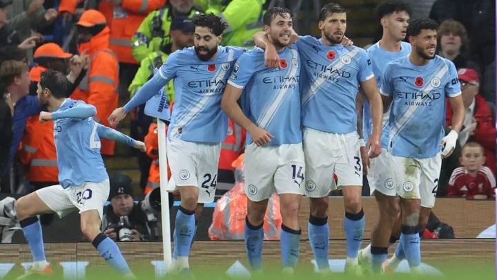 Manchester City golea 3-0 a Liverpool y son escoltas del líder Arsenal