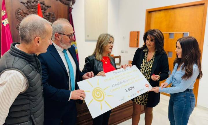 Lorca entrega un cheque solidario para apoyar a los comercios valencianos afectados por la DANA