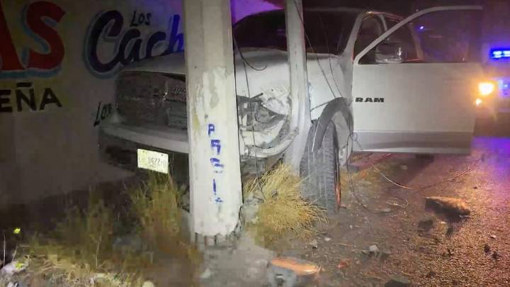 Abandona su camioneta tras chocar contra dos postes en la colonia Saltillo 2000