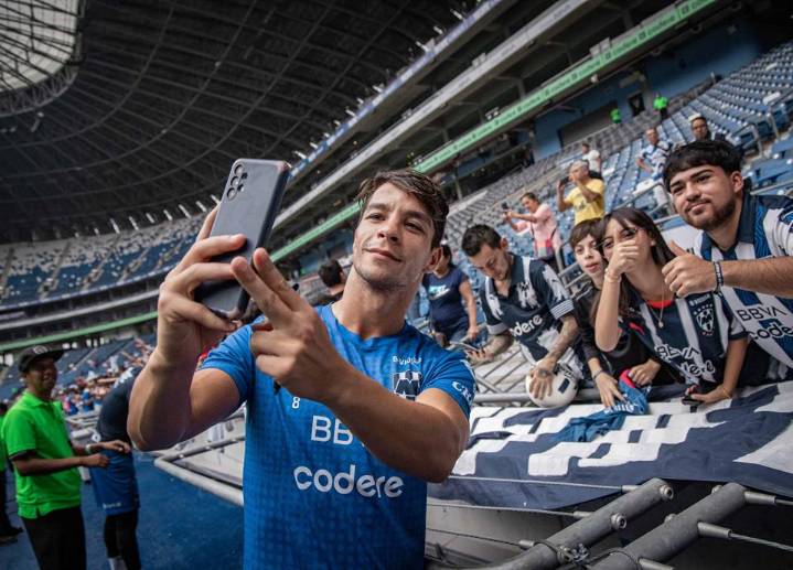 Entrenan Rayados con el apoyo de su afición en el Gigante de Acero