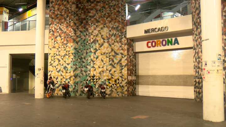 Cierre Imprevisto de Estacionamiento del Mercado Corona Deja a Mujer Atrapada y Autos Varados