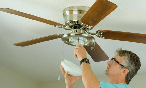 El truco para limpiar el ventilador de techo sin ensuciar la casa