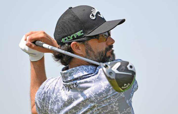 Deadspin | Adam Hadwin holds onto Bermuda lead thanks to late eagle