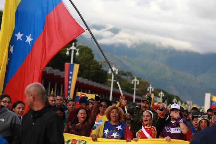 Presidente Maduro se suma a la marcha antiimperialista