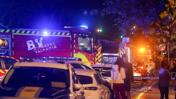 Decenas de desalojados tras un incendio en un séptimo piso en Blasco Ibáñez