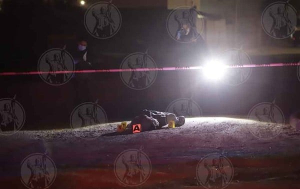 Localizan cadáver encobijado en baldío de la colonia Médanos