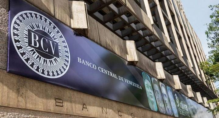 El dólar podría cerrar 2025 en Bs. 300: Incremento sería del 30% en diciembre, dice experto