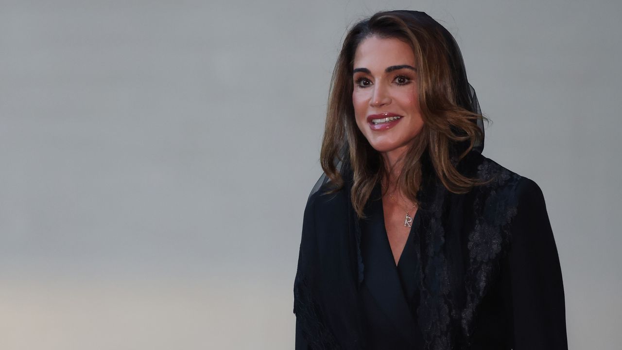 Rania de Jordania nos enseña cómo llevar pantalones palazzo para ser la mejor vestida en la oficina en otoño/invierno 2025