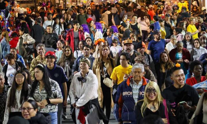Entre catrinas, monstruos y personajes de fantasía, capitalinos y turistas celebran Halloween y Día de Muertos en el Centro